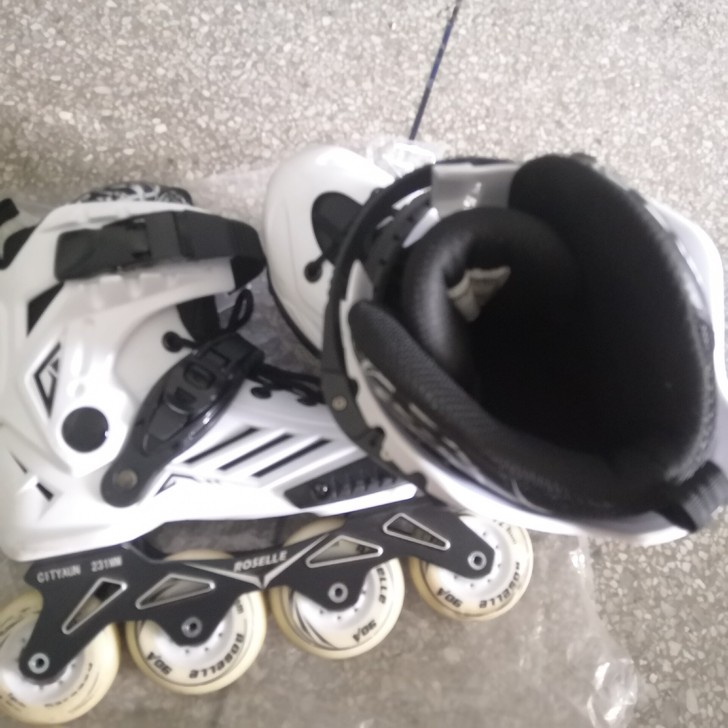 毕业了,我爱的轮滑鞋以后工作也玩不到了