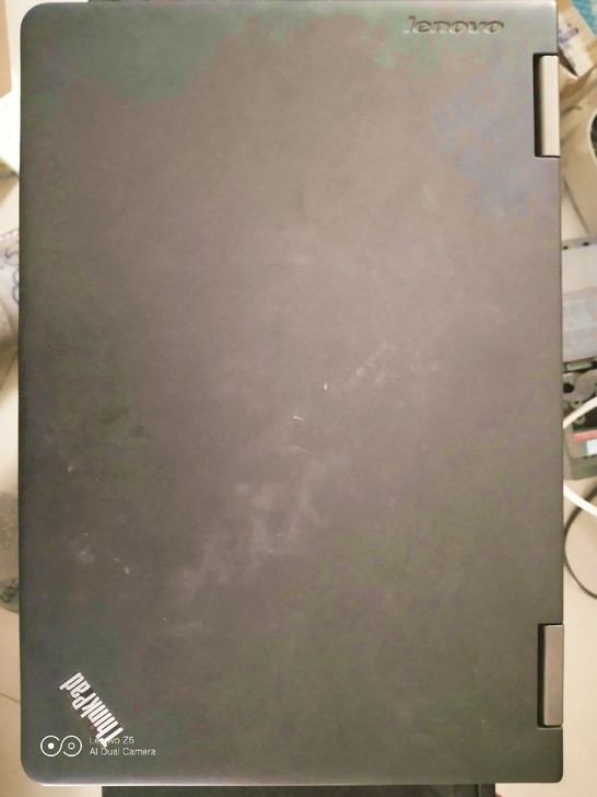 联想 Yoga12笔记本电脑 还插着一只笔...