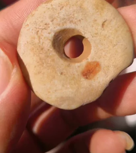 石器时代 白色地方石头 壁 打灯不透  挺...