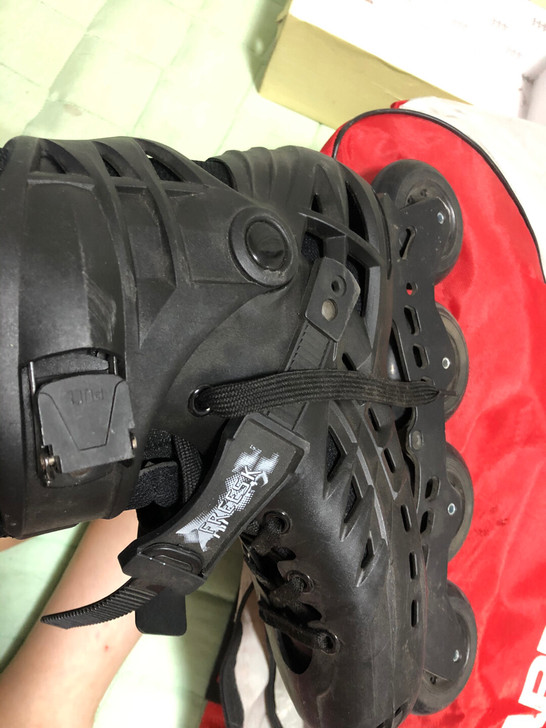 轮滑鞋38码,和一套护具,滑了3 4次这样...
