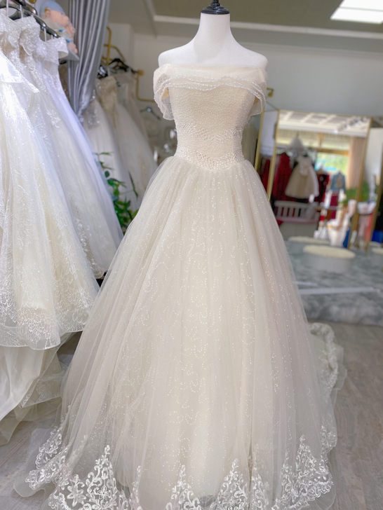 一字肩大拖尾婚纱，八成新，特价180元包邮...