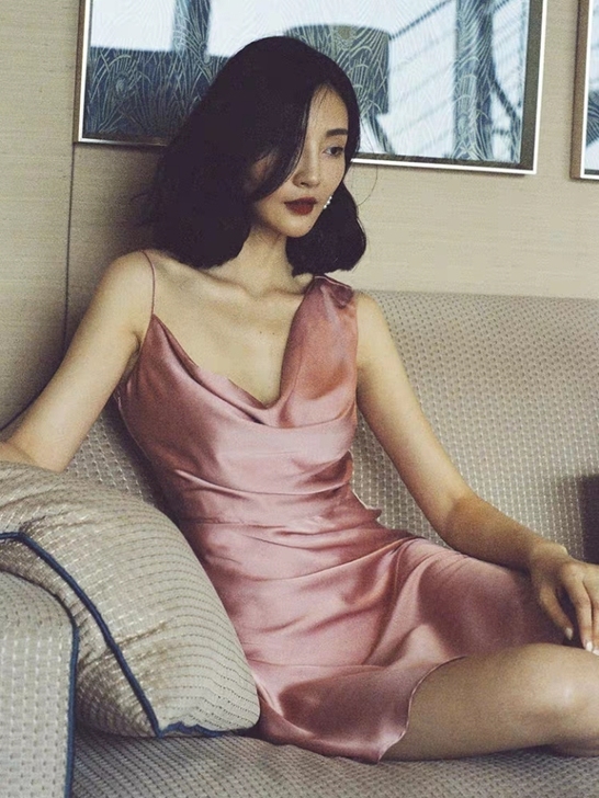 王东夜上海女夏新款冷淡风小清新中长款粉色无...