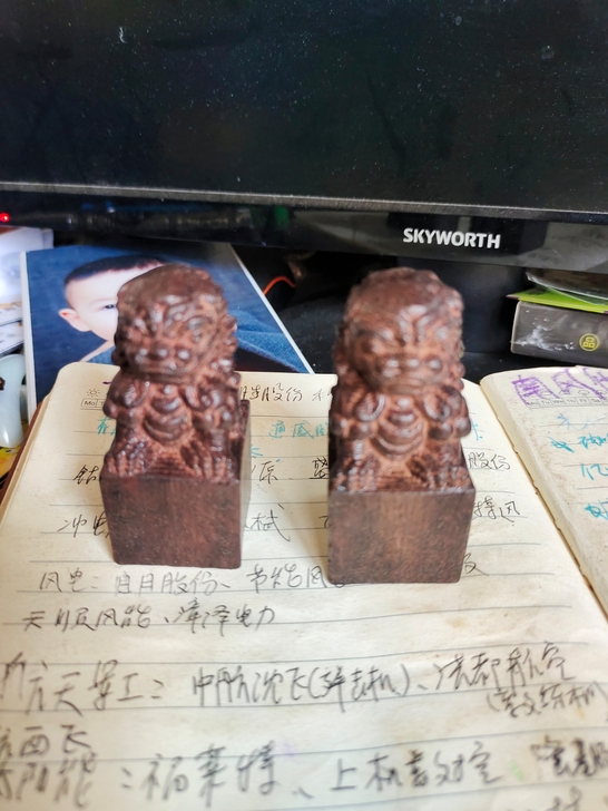 漂亮的硬木狮子一对，我买了有七八年了，当时...
