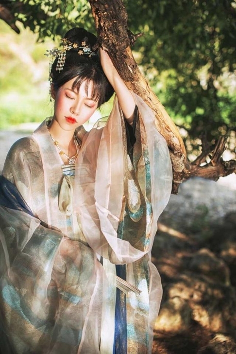 这个链接是山汉服，本来打算试试改裙改lo的...