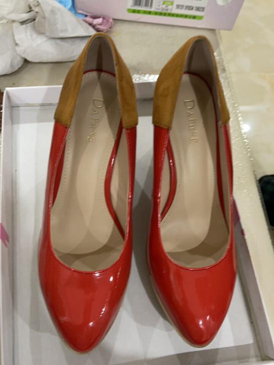 达芙妮坡跟女鞋，尺码37，跟高8cm，穿上...