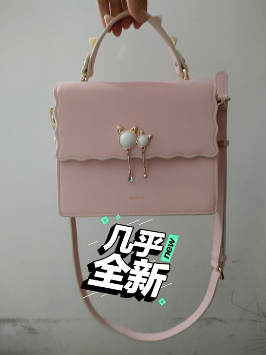 粉色单肩斜挎包，朋友送的，用过一次，很精致...