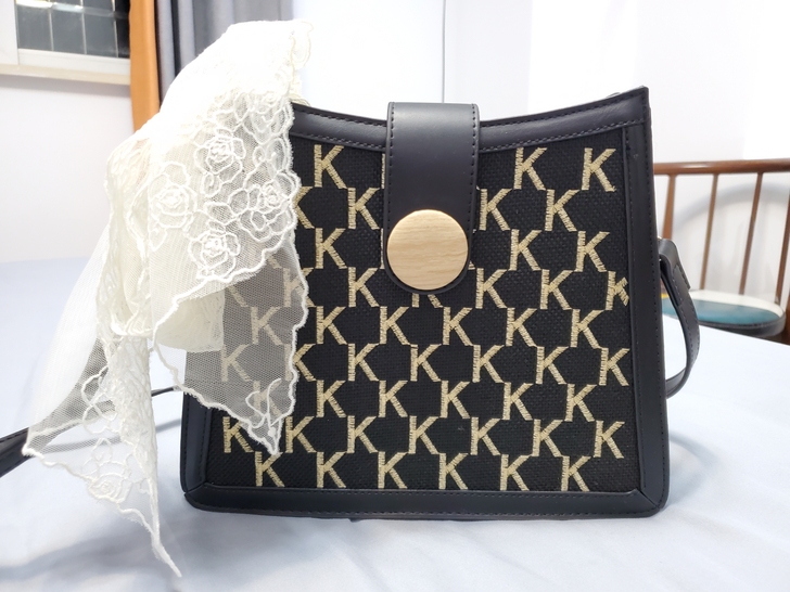 包包太多了，现低价出售，这个全新没有背出去过