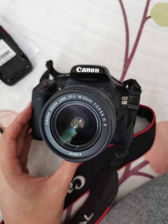 佳能600D 单反相机，现在不用了在家闲置...