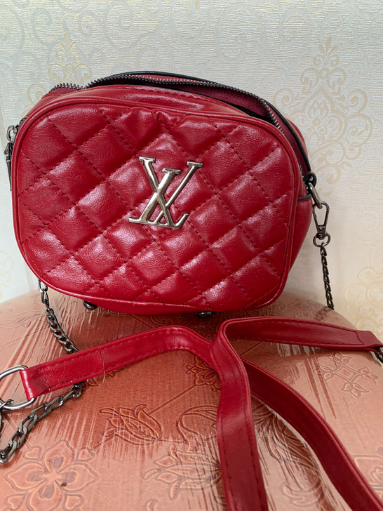 （纯属自己盲目买了太多包包，没地方放也背不...