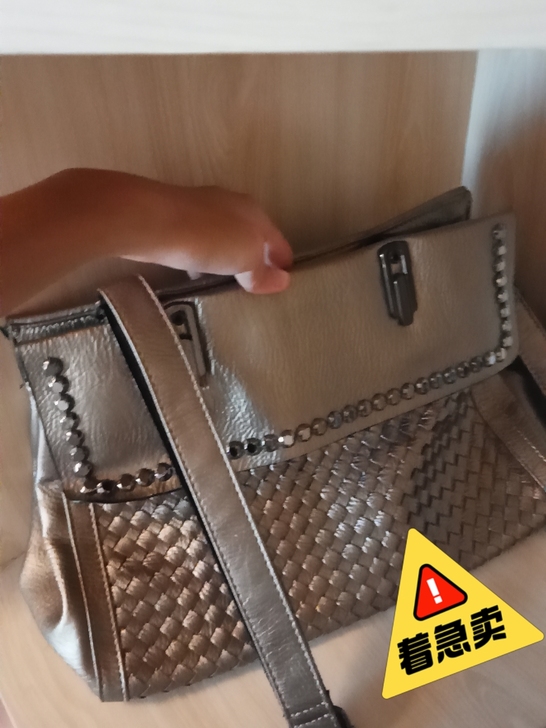 【出】闲置包包，在专柜店里买的，忘记多少钱...