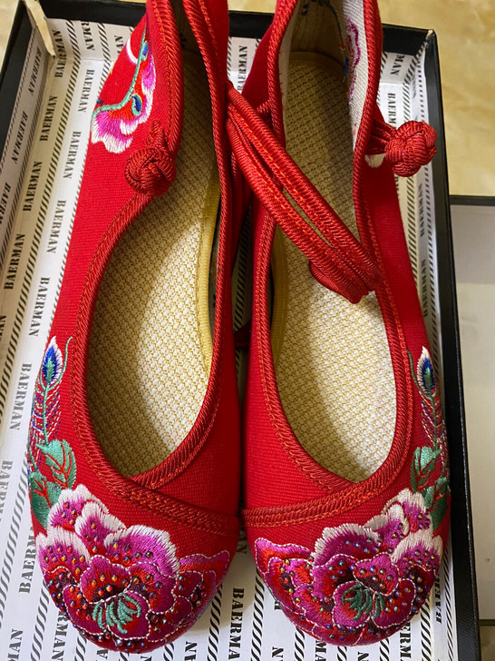 九九九新秀和鞋,可以看底子和内衬。坡跟软底...