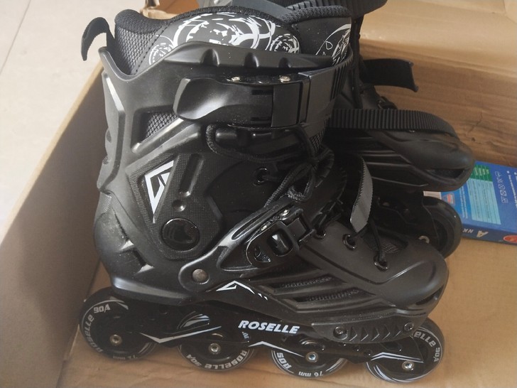 37黑色轮滑鞋 只穿过一次 几乎全新，护具...