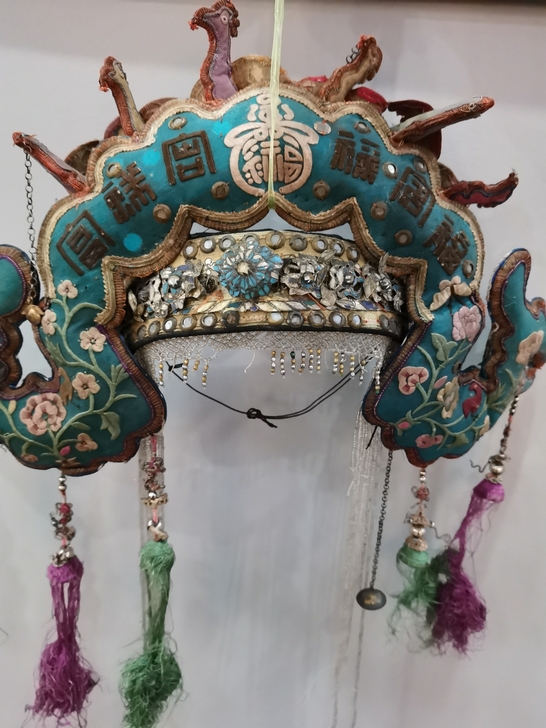 清代凤冠。上面的绣花漂亮，工艺多样比较少见...