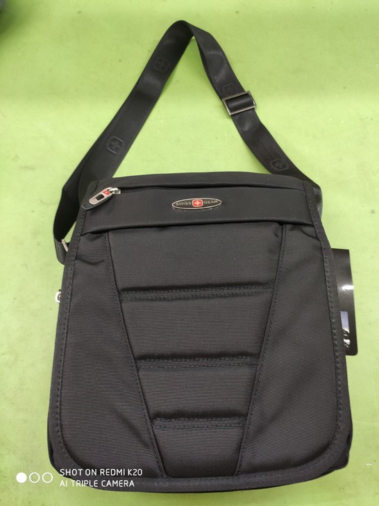 军刀单肩斜挎包，采用高档防水布料制做，肩带...