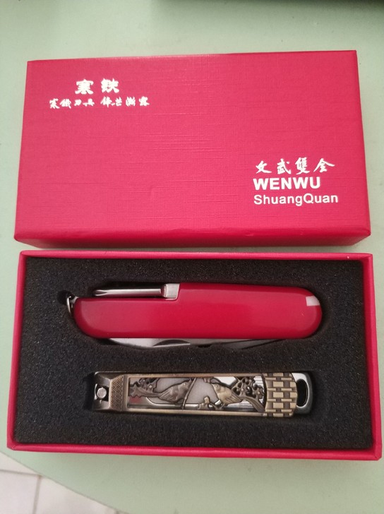 全新军刀,寒铁,文武双全。五功能,送指甲刀...