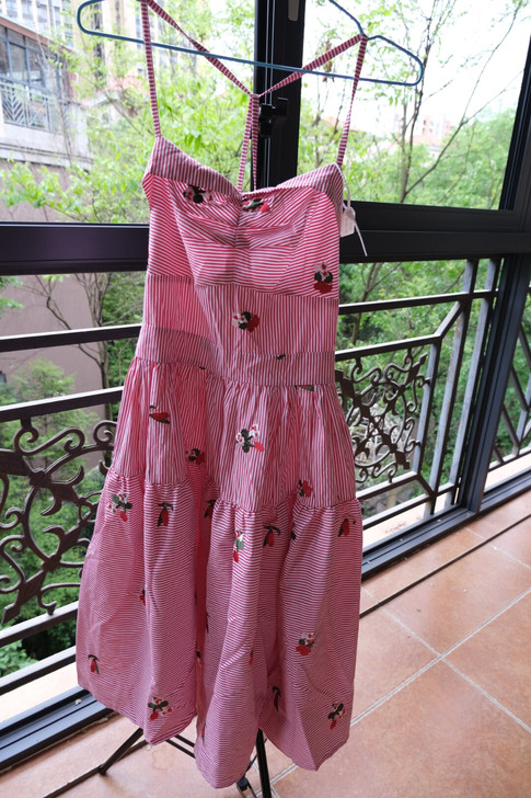 度假裙，吊牌都没拆，仅试穿，买成一百多，质...