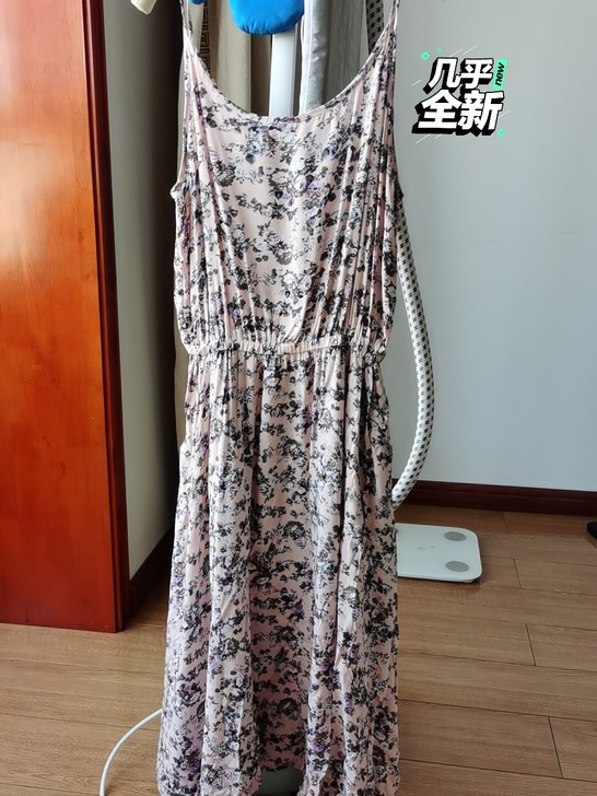 碎花吊带长裙,穿一洗一。东西不贵,运费挺贵...