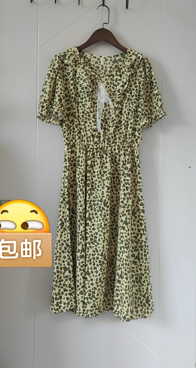 夏款碎花连衣裙。双层荷叶边领。胸围96厘米...