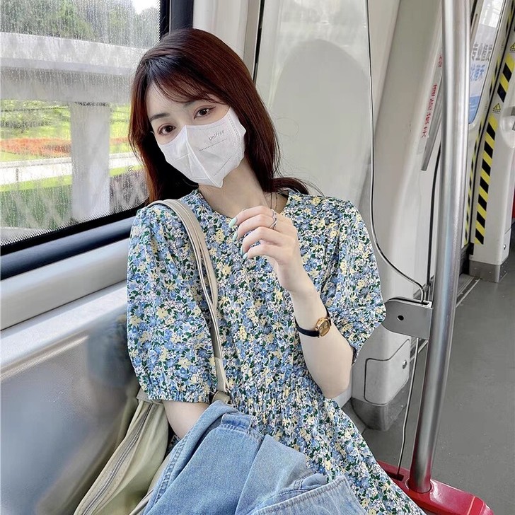 出小清新泡泡袖长裙连衣裙