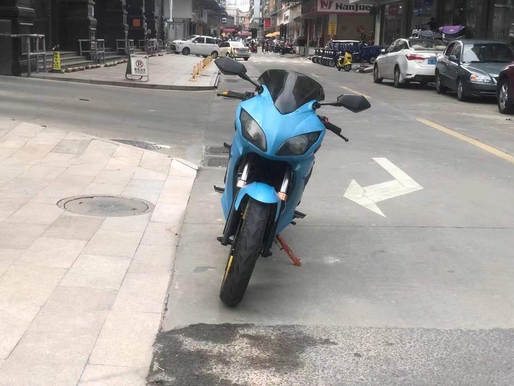 单杠地平线gsr摩托车跑车