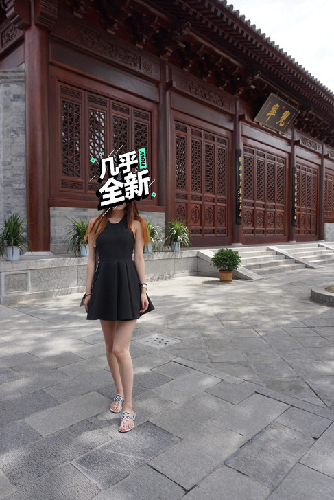 黑色A字连衣裙
