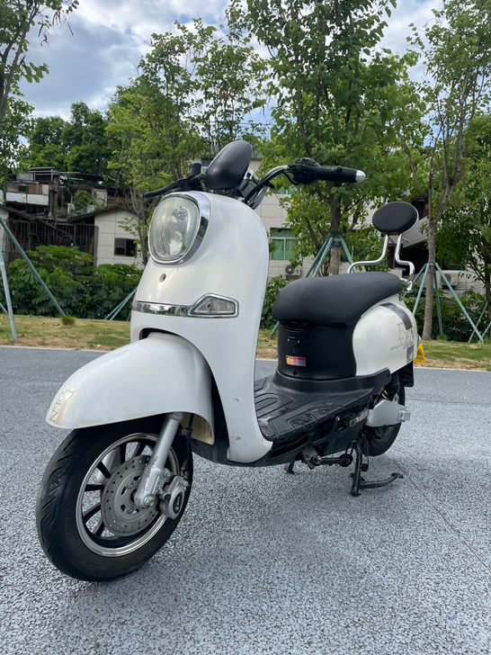 才用一个月，雅迪电动车，60v五个大电池电...