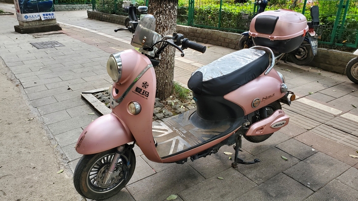 爱玛电动车 天龙站明星学校旁边看车