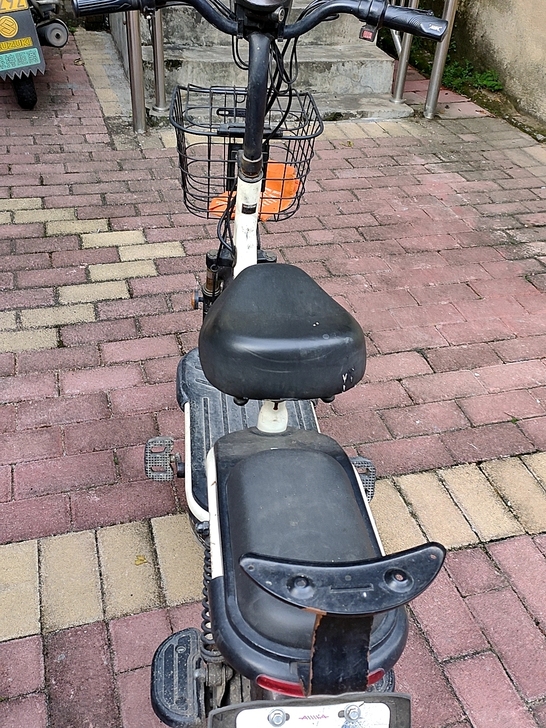 爱玛电动车，实体店购买，有发票。