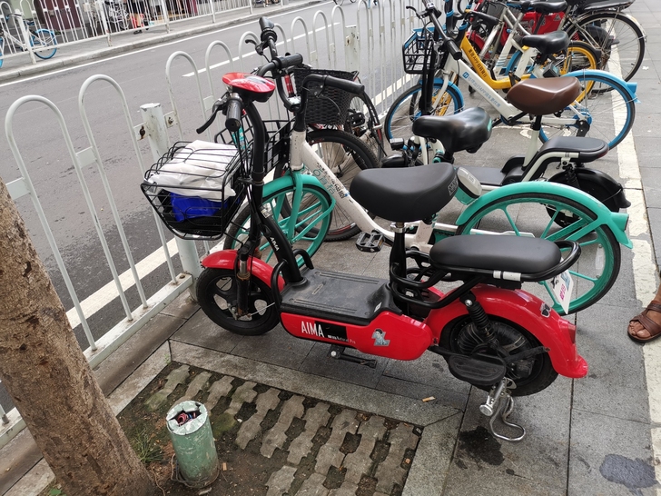 暂时代挂一台爱玛电动车，女同事的车准备休产...