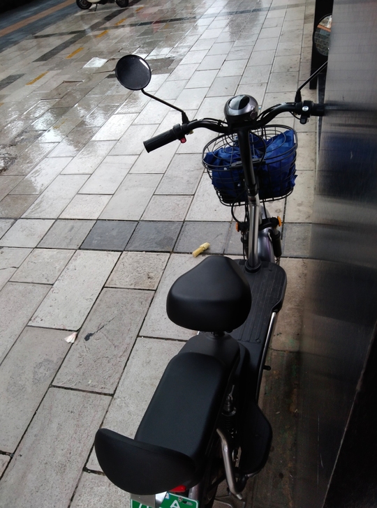爱玛电单车,9成新,还有一年质保期,证件齐全