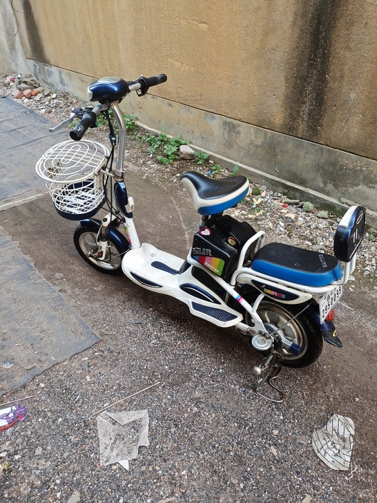 宝悦电动车，电瓶坏了，只出车架子，按上电瓶...