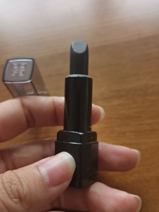 纪梵希润唇膏，虽然是黑色的，但其实是无色的！
