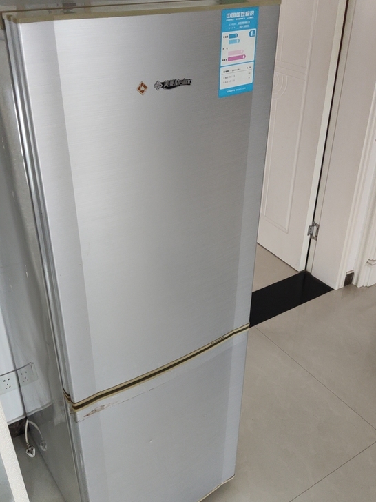 刚换新冰箱，老冰箱便宜卖了