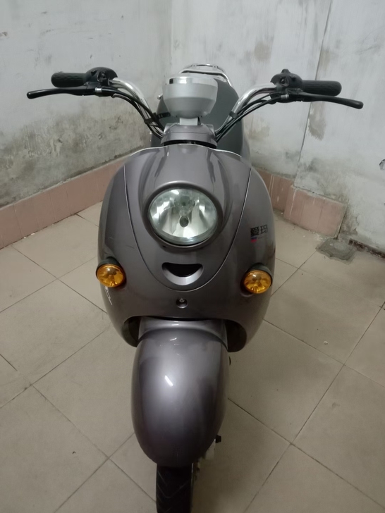 九成新的爱玛电动车,六十付,五个大电瓶!超...