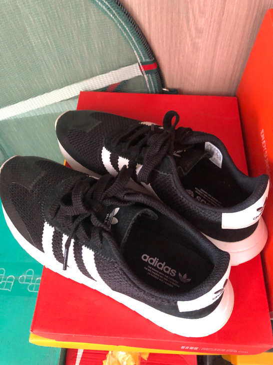 adidas运动休闲鞋女，尺码40，39和...