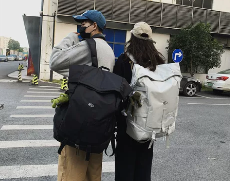 新款双肩包男超大容量多功能背包登山出差旅游...