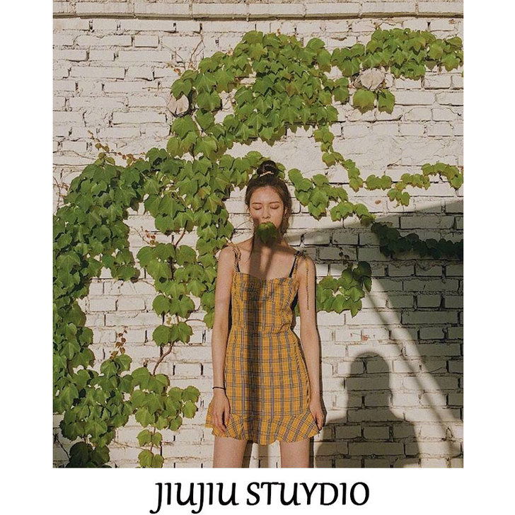 宋妍霏同款短裙复古黄色格纹吊带荷叶边格子连...