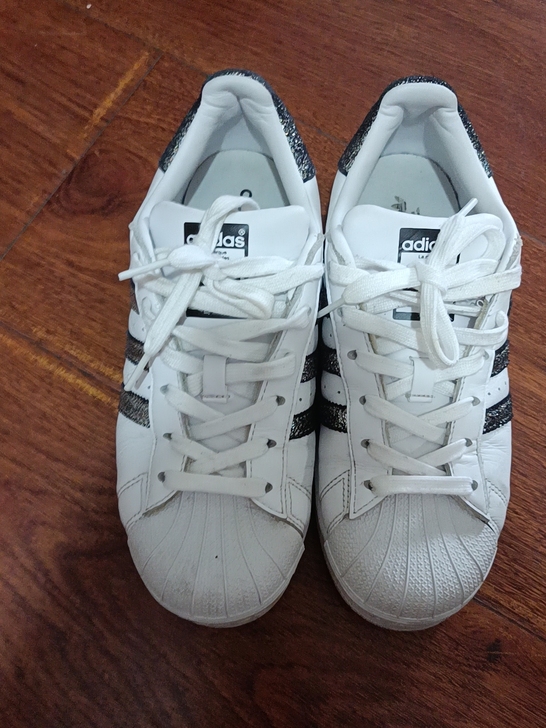 阿迪达斯女款运动鞋，纯皮的，37码，穿着舒...
