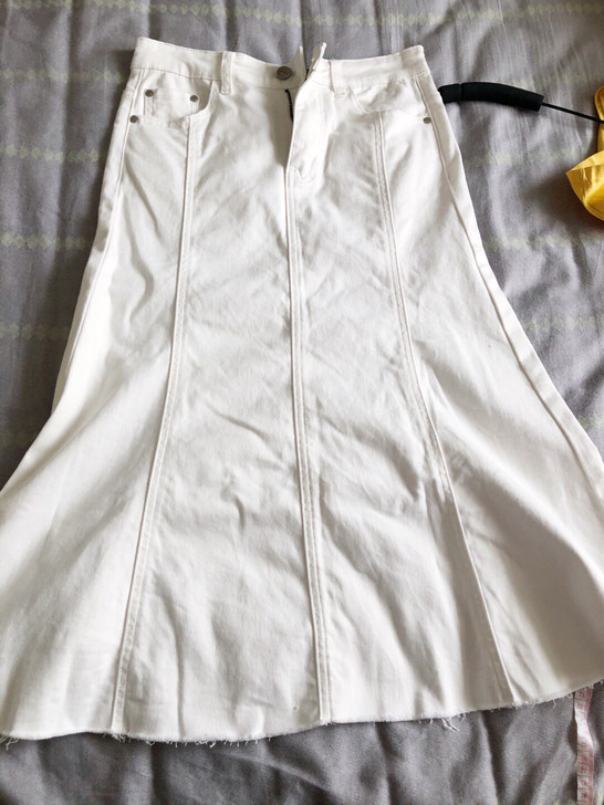 米白色半身鱼尾裙。浅蓝牛仔半身裙。    ...