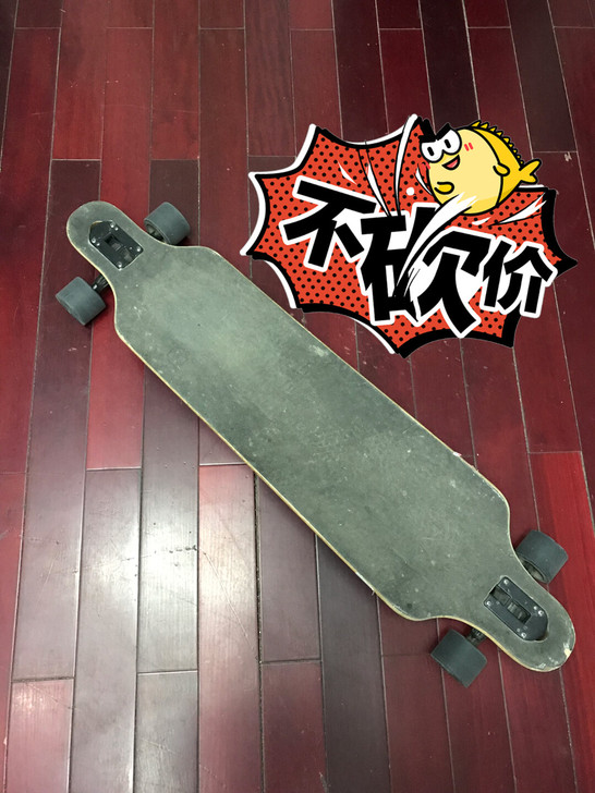 闲置公路板 后面有自己画的涂鸦