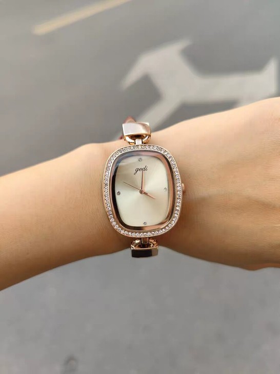 歌迪个性创意复古气质女表