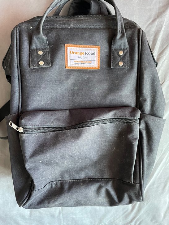 出闲置双肩背包