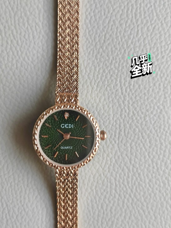 没带几次，背面不知道什么时候有个小划痕如图...