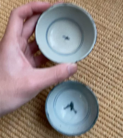 明代青花瓷铁线花芬小茶碗一对，一个有条惊釉...