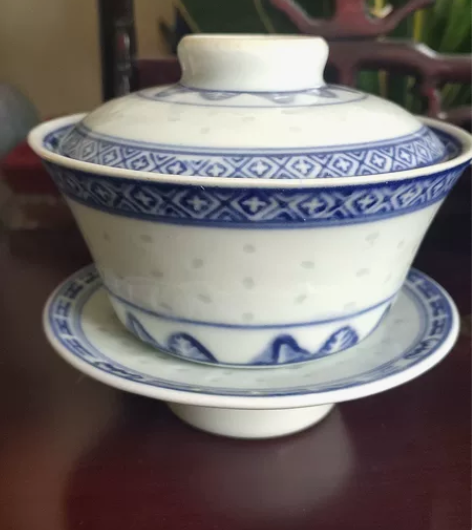 景德镇青花玲珑瓷盖碗，高10直径11厘米。...