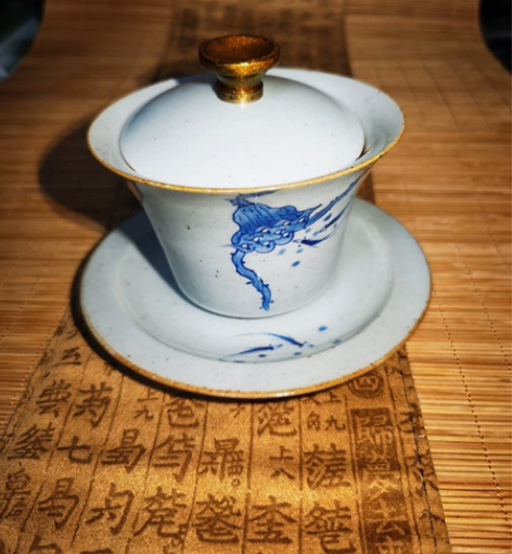 老陶泥青花盖碗，钮做了大漆，碗身有点瑕，用...