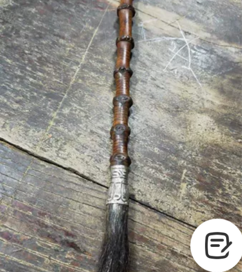 老竹毛笔竹节匀称,包浆红润,整体开片头上银...