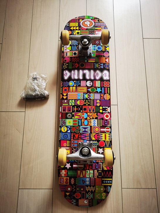 沸点滑板 买来一次都没滑过 板面稍微有一点...