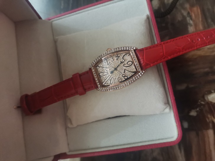 歌迪GEDI新款女表韩版满钻时尚个性酒桶形...