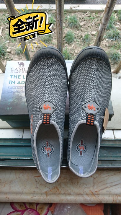44运动鞋码，骆驼牌飞织透气防滑凉鞋。
